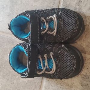 Gray & blue tennis shoes - Size: 5